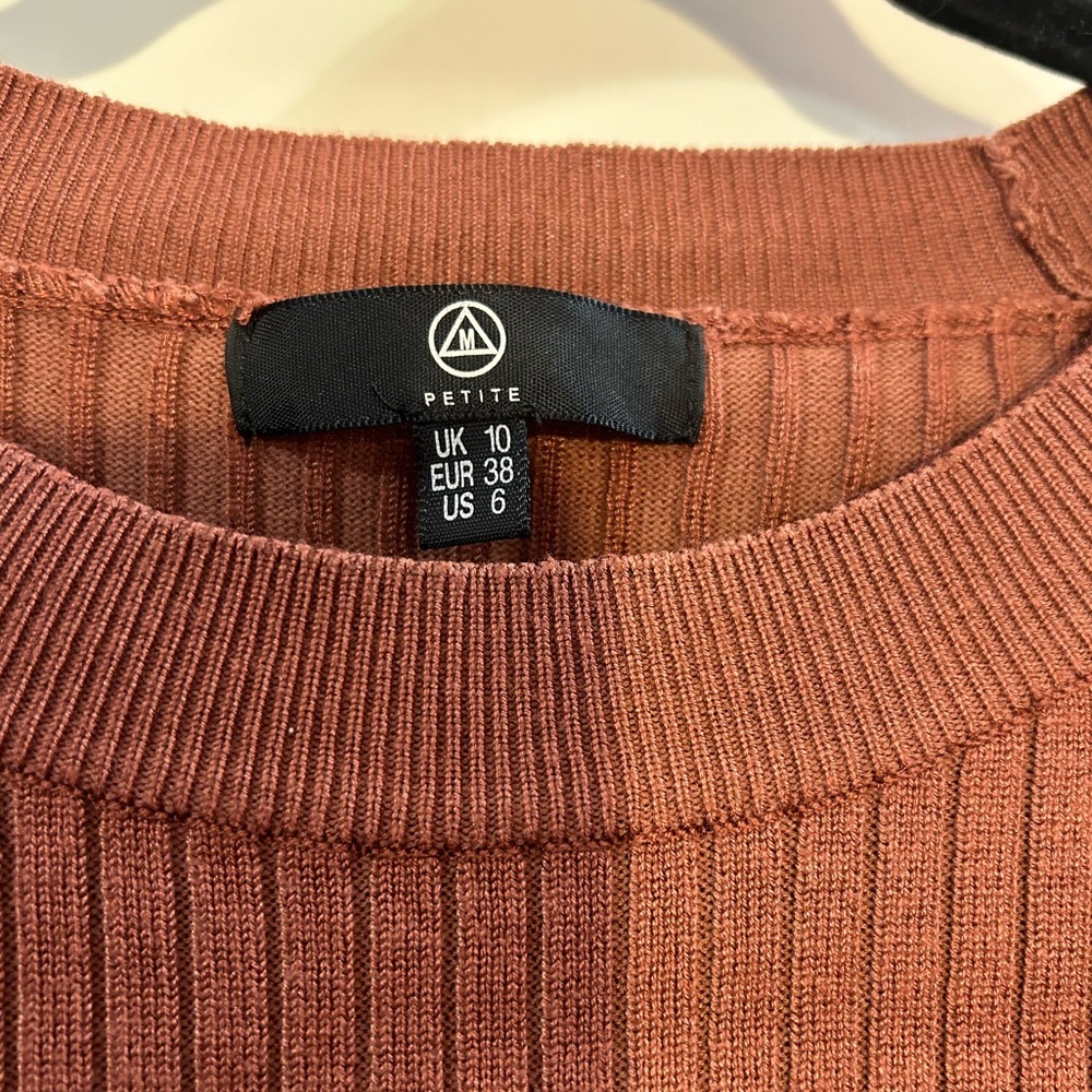 Long Sleeve Crop Top w/ Slightly Open Sleeves - Picture 2 of 3
